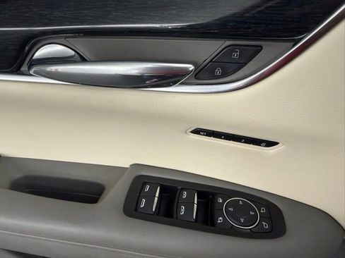 Used 2022 Cadillac XT6 Premium Luxury image 32