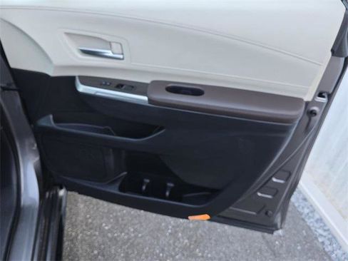 Certified 2023 Toyota Sienna Platinum image 39