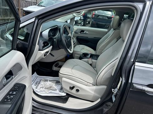 Used 2017 Chrysler Pacifica Platinum FWD image 13