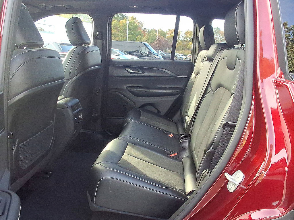 Used 2025 Jeep Grand Cherokee Altitude AWD/4WD image 26
