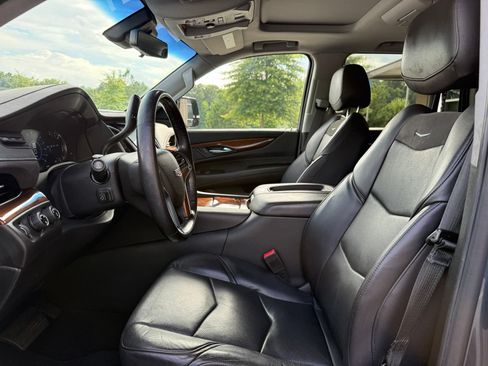 Used 2019 Cadillac Escalade Luxury AWD/4WD image 33