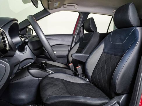 Used 2019 Nissan Kicks SV FWD image 18