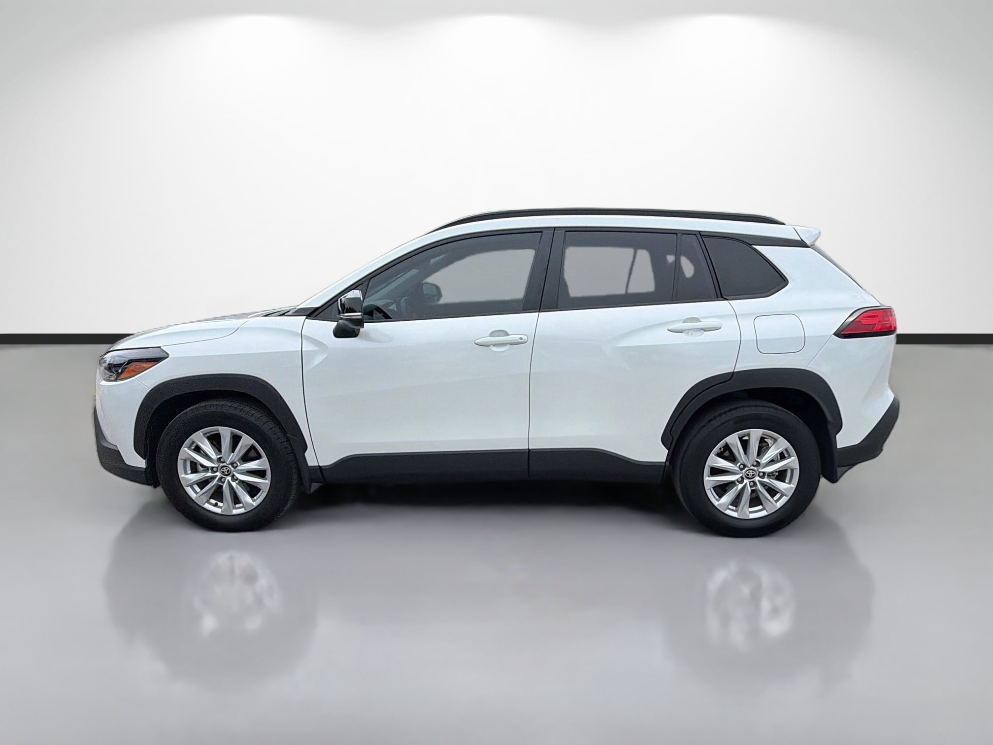 Used 2025 Toyota Corolla Cross LE FWD image 6