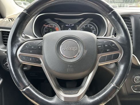 Used 2019 Jeep Cherokee Latitude Plus AWD/4WD image 8