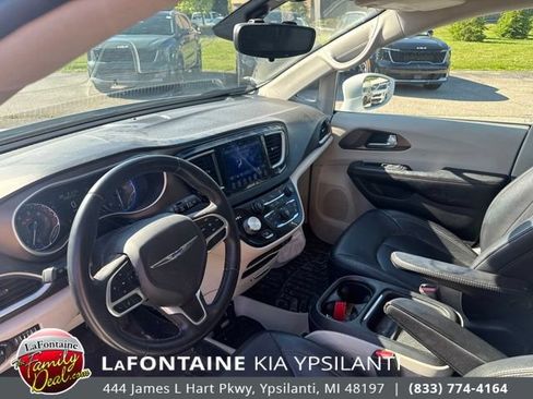 Used 2017 Chrysler Pacifica Touring-L FWD image 9