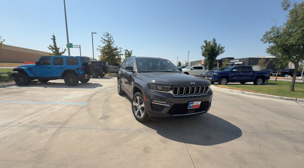 Used 2025 Jeep Grand Cherokee Limited RWD image 1