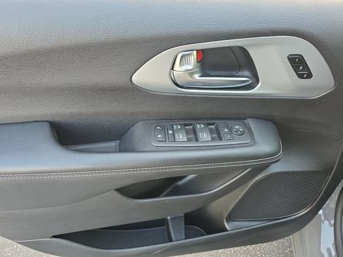 Used 2025 Chrysler Pacifica Limited FWD image 14