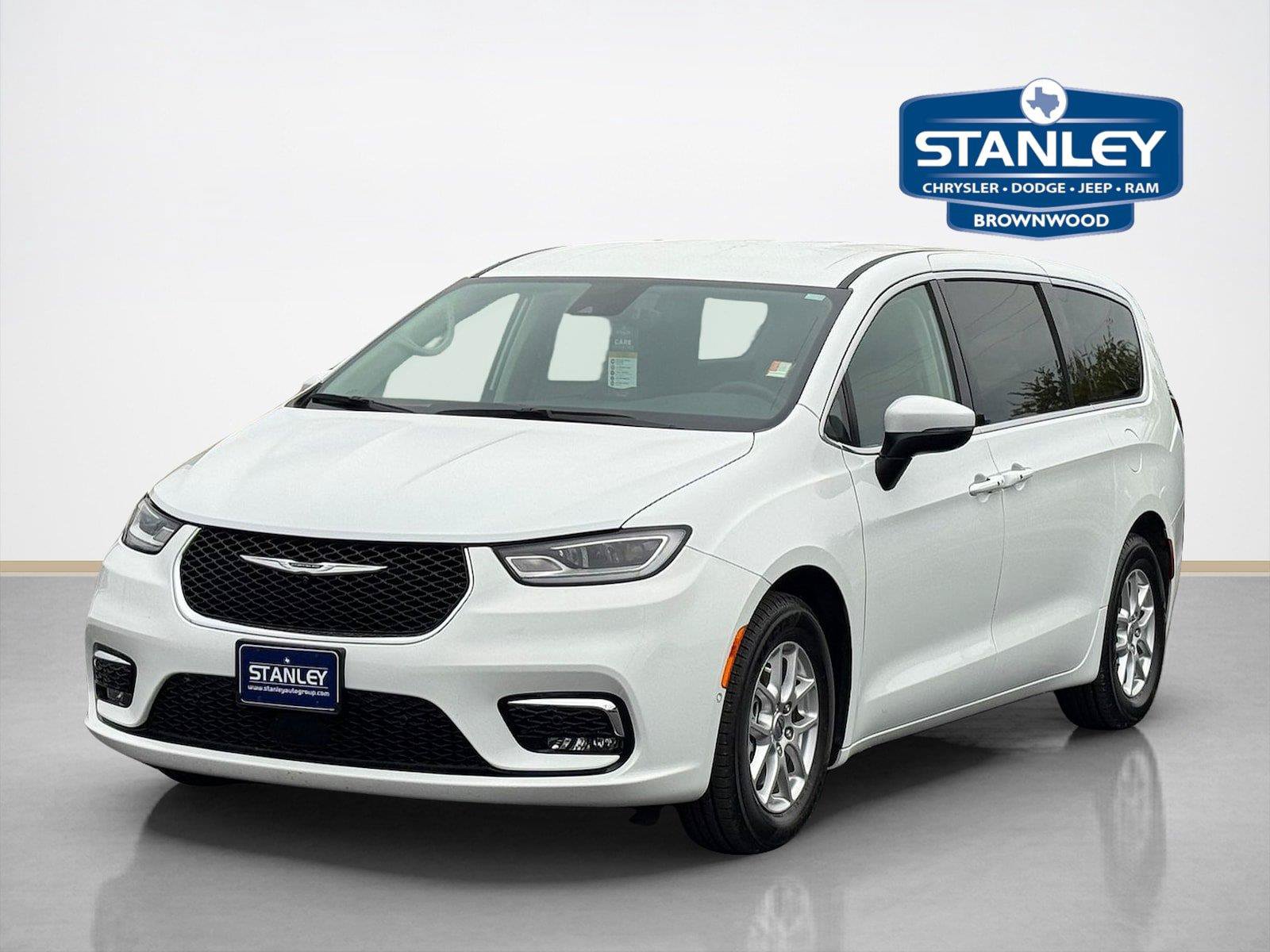 Used 2023 Chrysler Pacifica Touring-L FWD image 3