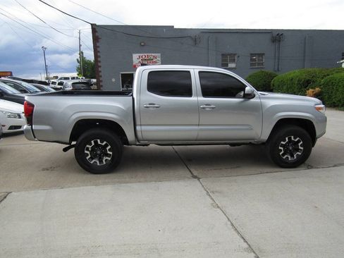 Used 2022 Toyota Tacoma SR AWD/4WD image 5