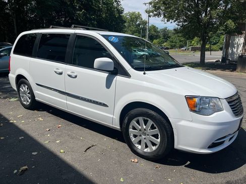 Used 2016 Chrysler Town & Country Touring FWD image 4