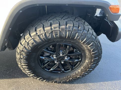 Used 2023 Jeep Gladiator Sport image 27