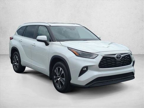 Used 2023 Toyota Highlander XLE image 3