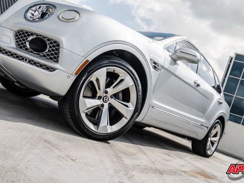 Used 2017 Bentley Bentayga AWD/4WD image 25
