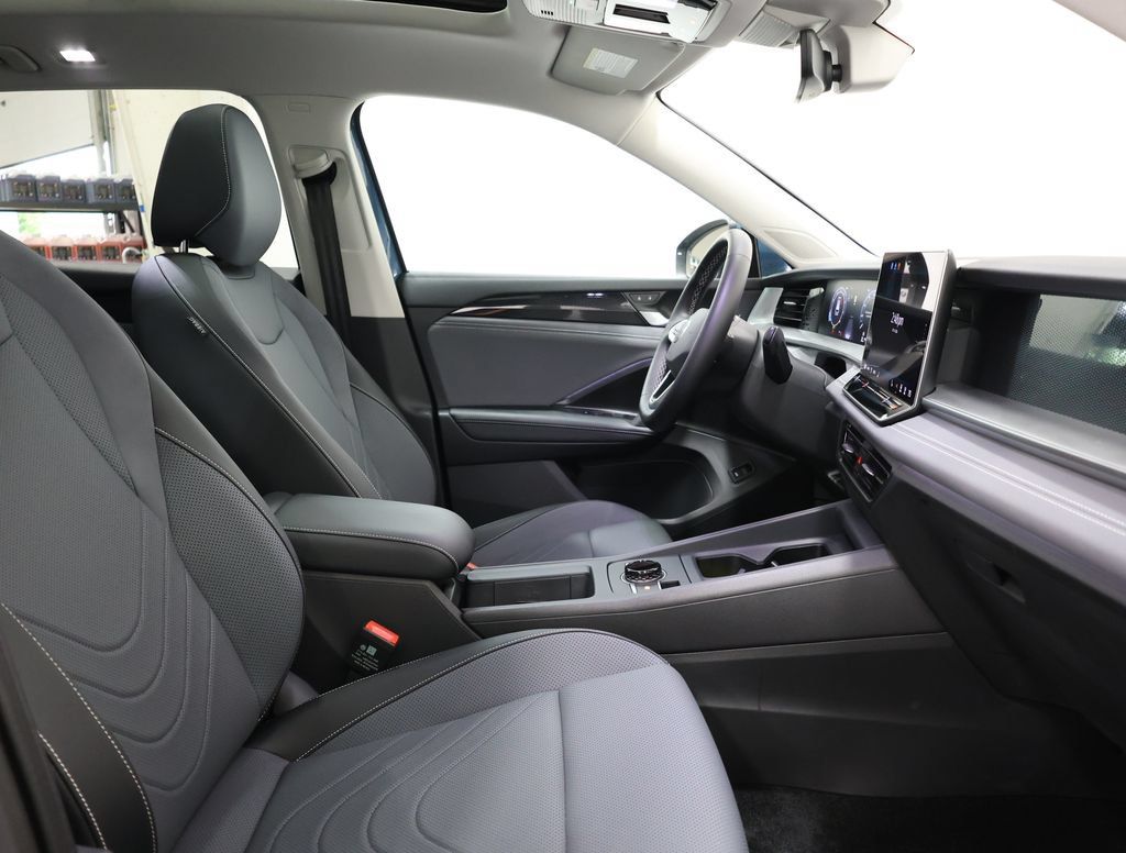 Used 2025 Volkswagen Tiguan SE AWD/4WD image 21