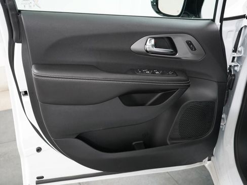 New 2026 Chrysler Pacifica Select FWD image 18