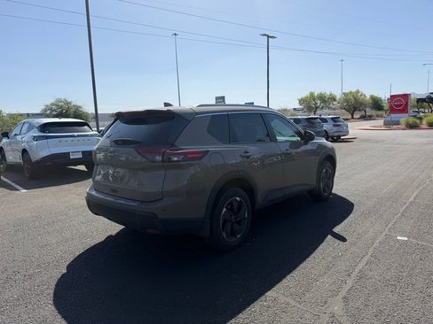 Used 2024 Nissan Rogue SV w/ SV Premium Package FWD image 5