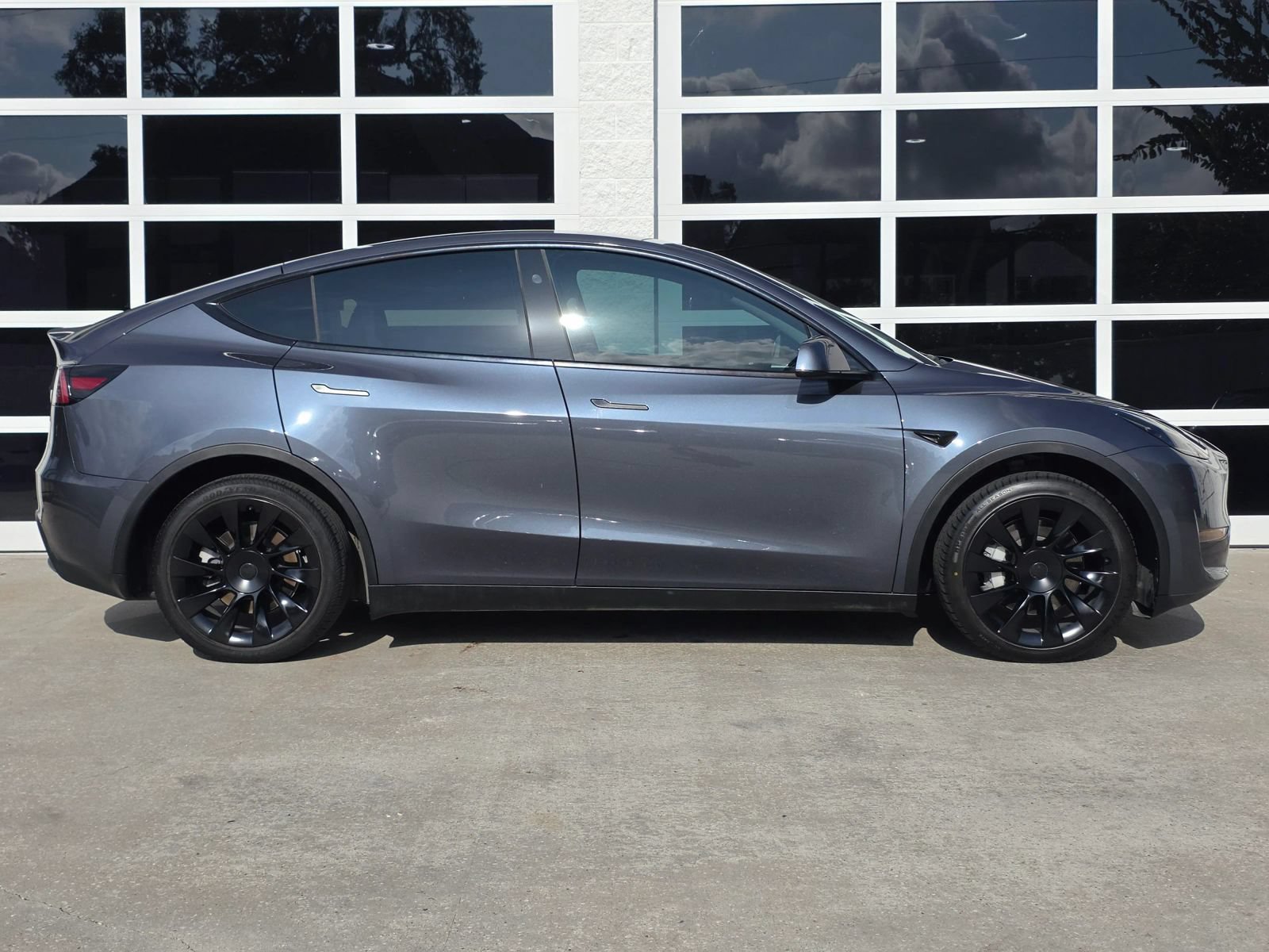 Used 2023 Tesla Model Y Long Range AWD/4WD image 3