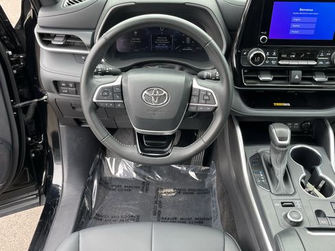 Used 2025 Toyota Highlander XSE AWD/4WD image 12