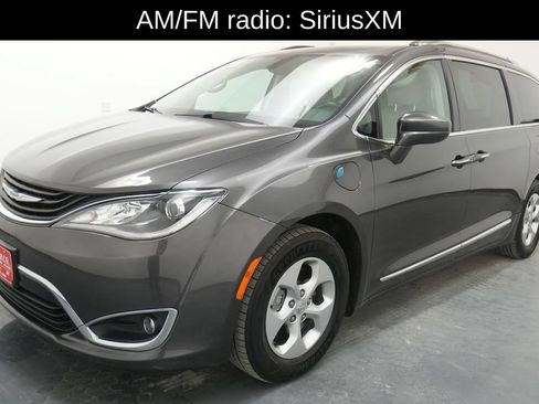 Used 2018 Chrysler Pacifica Touring-L FWD image 3
