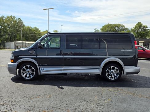 Used 2017 Chevrolet Express 2500 RWD image 23