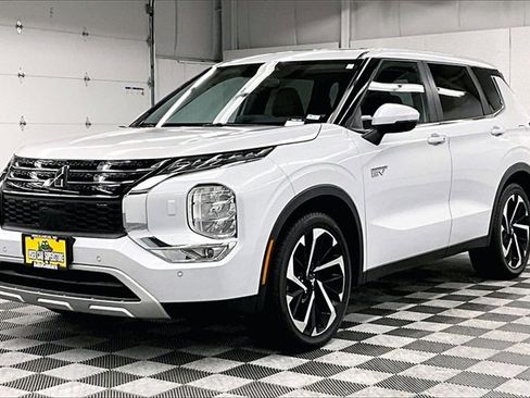 Used 2024 Mitsubishi Outlander SE image 11