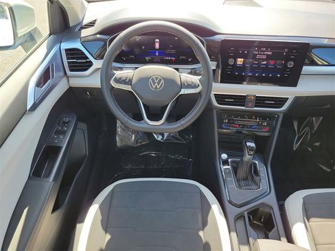 Certified 2025 Volkswagen Taos SE image 13