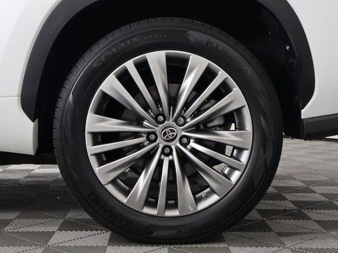 Used 2022 Toyota Highlander Platinum FWD image 17