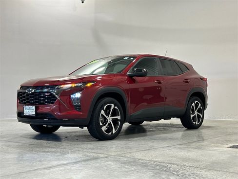 Used 2024 Chevrolet Trax RS w/ Driver Confidence Package image 2