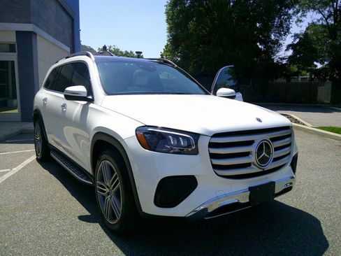 Used 2024 Mercedes-Benz GLS 450 4MATIC image 16