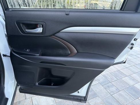 Used 2018 Toyota Highlander XLE FWD image 21