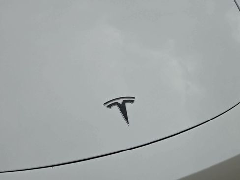 Used 2021 Tesla Model Y Performance image 10