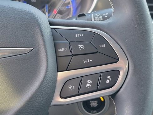 Used 2022 Chrysler Pacifica Touring-L image 37