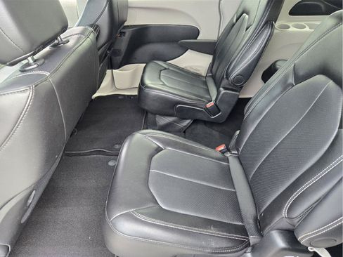 Used 2024 Chrysler Pacifica Touring-L FWD image 26