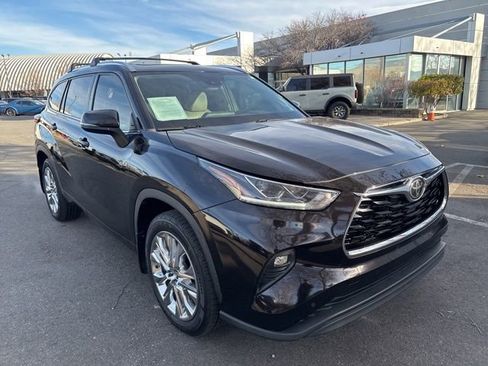 Used 2021 Toyota Highlander Limited image 2