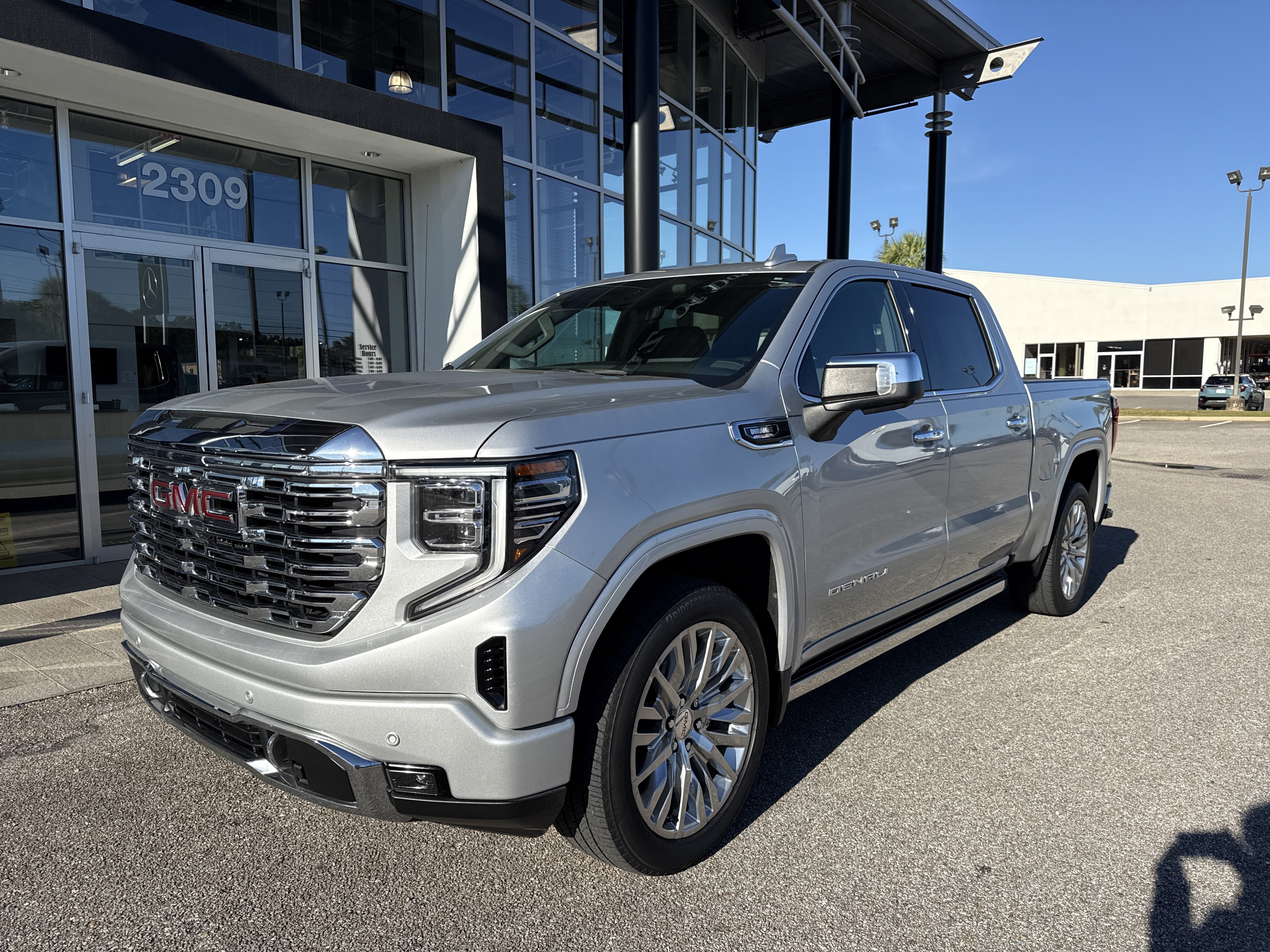 Used 2022 GMC Sierra 1500 Denali w/ Denali Reserve Package AWD/4WD image 1