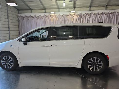 Used 2023 Chrysler Pacifica Touring-L FWD image 6