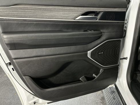 Used 2024 Jeep Wagoneer L Series III w/ Flexible Seating Group image 29