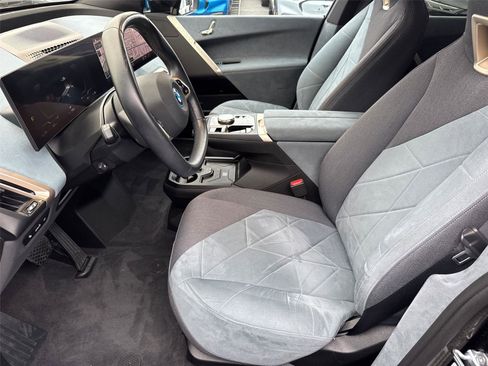 Used 2022 BMW iX xDrive50 w/ Dynamic Handling Package image 28