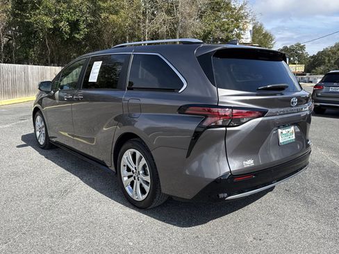 Used 2023 Toyota Sienna Platinum FWD image 3