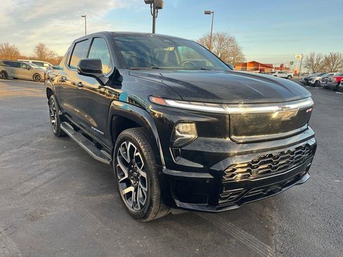 Used 2025 Chevrolet Silverado EV RST AWD/4WD image 7