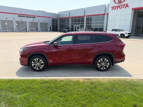 Used 2021 Toyota Highlander XLE AWD/4WD image 7