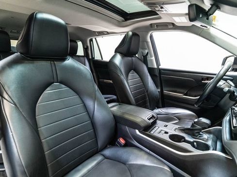 Used 2021 Toyota Highlander XLE AWD/4WD image 15