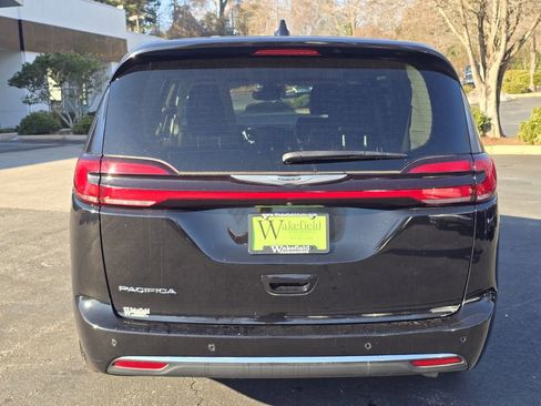 Used 2024 Chrysler Pacifica Touring-L image 26