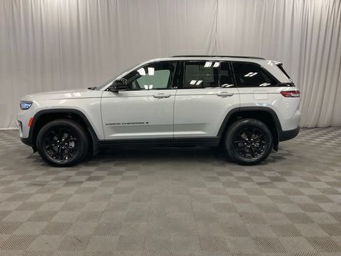 Used 2024 Jeep Grand Cherokee Altitude AWD/4WD image 9
