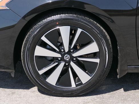 Used 2022 Nissan Altima 2.5 SV w/ SV Premium Package FWD image 10