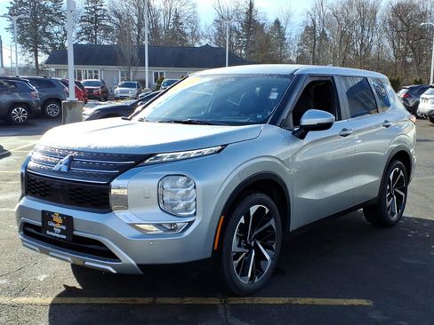 Used 2024 Mitsubishi Outlander SE image 3