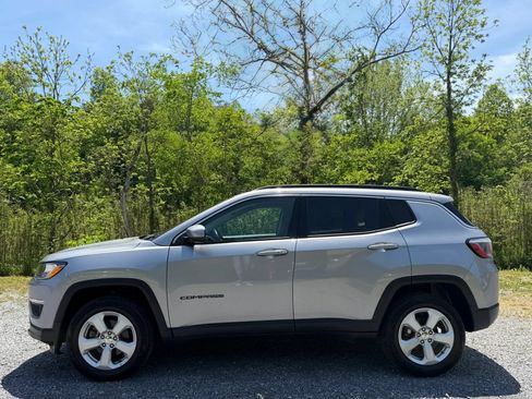 Used 2019 Jeep Compass Latitude w/ Popular Equipment Group AWD/4WD image 8