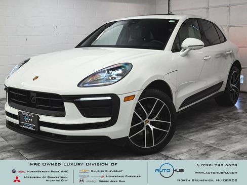 Used 2023 Porsche Macan AWD/4WD image 1