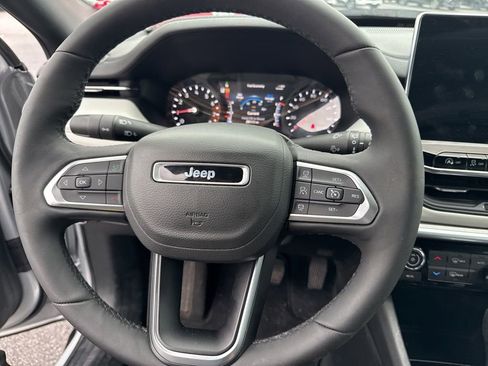 Used 2025 Jeep Compass Limited image 16