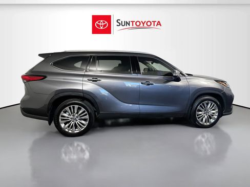 Used 2023 Toyota Highlander Platinum FWD image 2